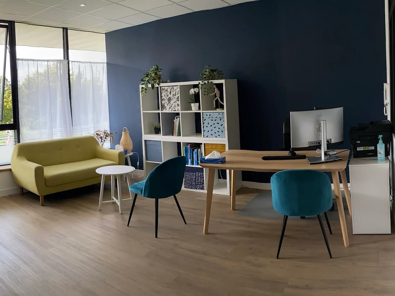 Cabinet de consultation de Quitterie Bestard, psychologue à Brest — espace chaleureux avec canapé et bureau